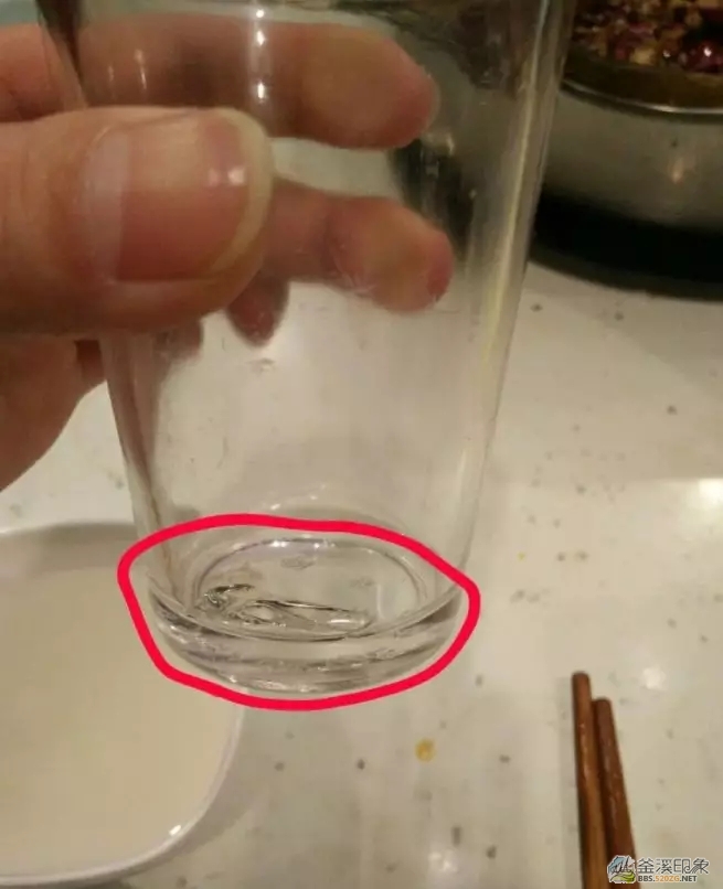 杯杯儿头的玻璃渣还看得到