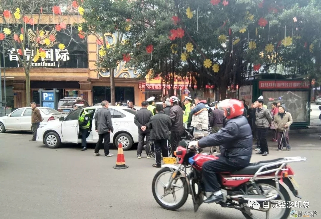 【网曝】自贡同兴路一私家车把别个两轮儿怼翻咯,车主到还觉得很冤枉.